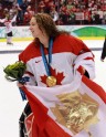 Kanādas hokejistes svin uzvaru - 14