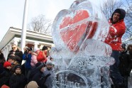 "Laimas'' ledus skulptūras ar šokolādes sirdi baudīšana