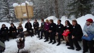 Västerbotten muzejā pie sāmu ugunskura, klausoties par sāmiem 