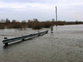 затопленная дорога возле Гривской тюрьмы
