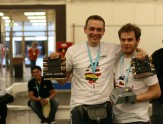 Vitālijs Rodnovs (LT) un Māris Ābele (LV) ar godalgotajiem robotiem