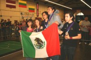 Apbalvošanas ceremonija RoboGames 2010. Viena no Meksikas komandām.