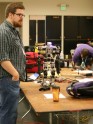 Robotu inženieris gatavo robotu-humanoīdu sacensībām. Iedvesmai aliņš?