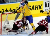 Latvijas hokeja izlase piekāpjas Zviedrijai - 16