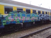 Ar grafiti apzimēti vilciena vagoni