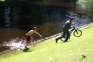 Rīgas kanālā peldas kopā ar velosipēdu - 2