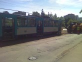Rīgā no sliedēm noskrien tramvaja vagons