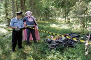 Engures novada mežā atrasta izjaukta automašīna; Cūkmens sola sodīt mēslotāju  