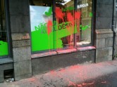 'Vienotības' biroja logi aplieti ar sarkanu krāsu - 1