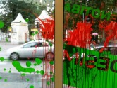 'Vienotības' biroja logi aplieti ar sarkanu krāsu - 3