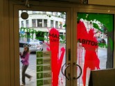 'Vienotības' biroja logi aplieti ar sarkanu krāsu - 4