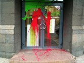 'Vienotības' biroja logi aplieti ar sarkanu krāsu - 5