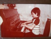 Mazais Māris pie klavierēm