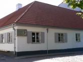 K.B.(redzama ēka Skolas ielā 3, kurā 1764.g. atvērta Ventspils pilsoņu skola ; 20.-30. gados - pilsētas 2. pamatskola.)