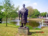 Памятник голландцу-животноводу