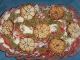 Карпаччо из вяленого мяса под соусом песто, с пармезаном и чесноком-гриль