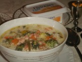 Суп "Янтарь" (плавленный сыр Дзинтарс, лук порей, морковь, брокколи и копченый лосось) 