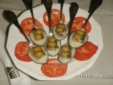 Минога с картофельным пюре, горчицей и оливками, поданная на ложках