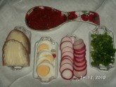 Красная икра по старо-русски: с серым хлебом, сливочным маслом, вареным яйцом, редиской и зеленым луком