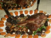 Нога индейки с грецкими орехами, курагой и черносливом, фаршированным сыром "Филадельфия"