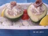 Авокадо, фаршированные анчоусами, перепелиными яйцами и пророщенными зернами люцерны
