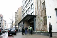 Apsardzes firmas bloķē ieeju ēkā - 2