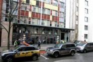 Apsardzes firmas bloķē ieeju ēkā - 15