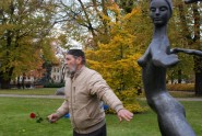 Ušakovs piedalās atjaunoto skulptūru atklāšanā Vērmanes dārzā