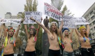Pret Krievijas ietekmi Ukrainā protestē puskailas aktīvistes - 2