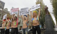 Pret Krievijas ietekmi Ukrainā protestē puskailas aktīvistes - 3