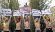 Pret Krievijas ietekmi Ukrainā protestē puskailas aktīvistes - 4