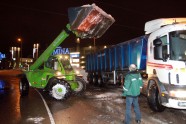 Zemnieki ar traktoriem palīdz novākt sniegu Rīgā - 15