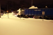 Zemnieki ar traktoriem palīdz novākt sniegu Rīgā - 17