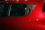 Kupejas tipa automobiļiem jau pierasts risinājums – lai uzlabotu izskatu, pakaļējo durvju rokturis tiek „paslēpts” loga rāmī. Jāpierod.