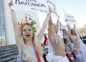 FEMEN protests pret Jaunzēlandes radio akciju