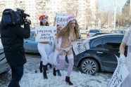 FEMEN akcija kāzu kleitās