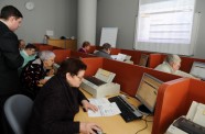 "E-prasmju nedēļas" laikā pensionāri mācās lietot internetbanku - 3