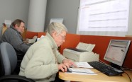 "E-prasmju nedēļas" laikā pensionāri mācās lietot internetbanku - 6
