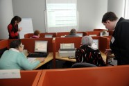 "E-prasmju nedēļas" laikā pensionāri mācās lietot internetbanku - 7