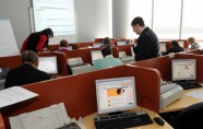 "E-prasmju nedēļas" laikā pensionāri mācās lietot internetbanku - 8