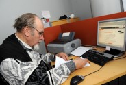 "E-prasmju nedēļas" laikā pensionāri mācās lietot internetbanku - 10
