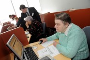 "E-prasmju nedēļas" laikā pensionāri mācās lietot internetbanku - 13