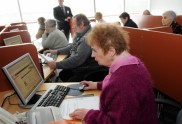 "E-prasmju nedēļas" laikā pensionāri mācās lietot internetbanku - 16