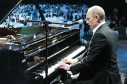 Vladimirs Putins spēlē klavieres