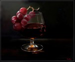 Klusā daba ar vīna glāzi un vīnogām
