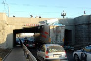 Zem Akmens tilta iesprūst kravas auto - 2