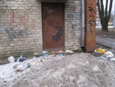 Netīrība un atkritumi Dzelzavas ielā - 16