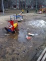 Izgāztuve bērnu rotaļu laukumā Daugavgrīvā
