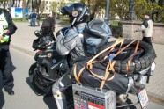 Motociklists no Austrijas brauc iepazīties ar Brīvības pieminekli  - 1