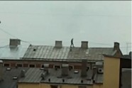 Pašnāvnieks (?) uz mājas jumta